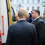 Губернатор Руденя вручил ключи от школьных автобусов и скорых